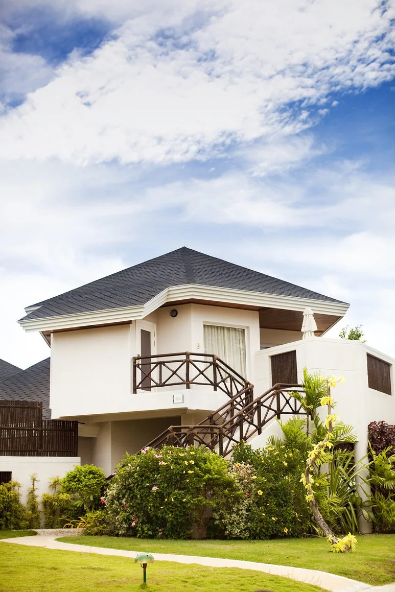 Commercial building served by a balanced ventilation system